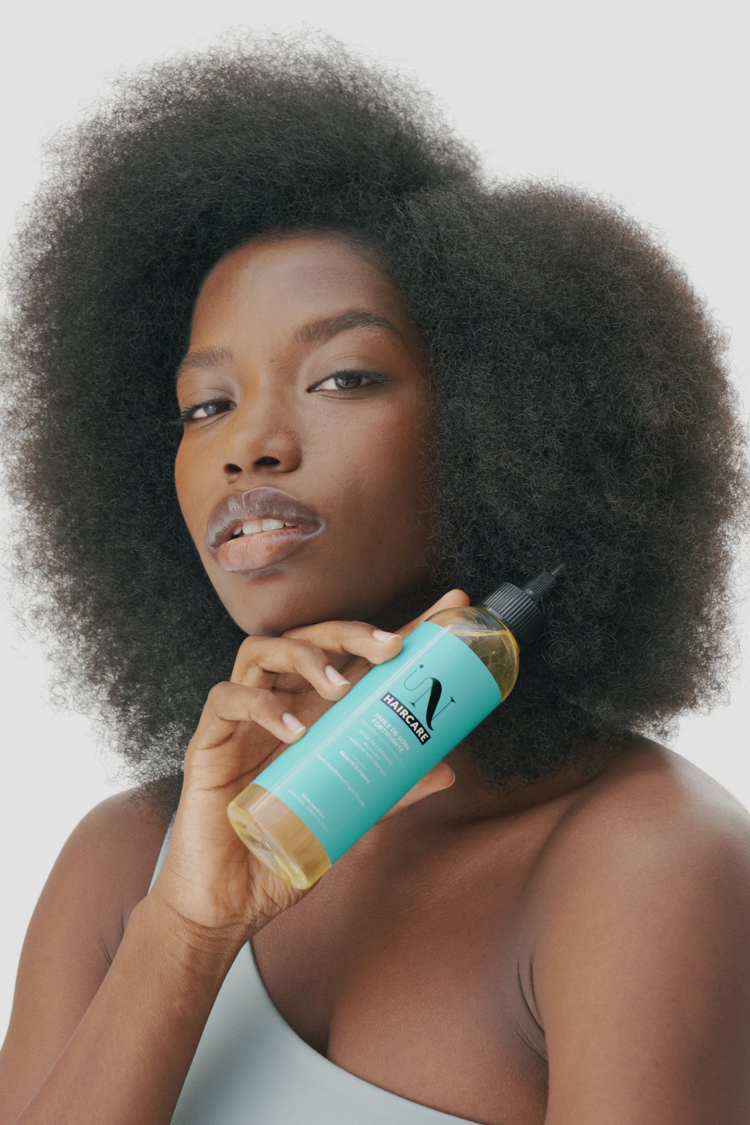 In Haircare kräftigendes Pflegeöl und Model