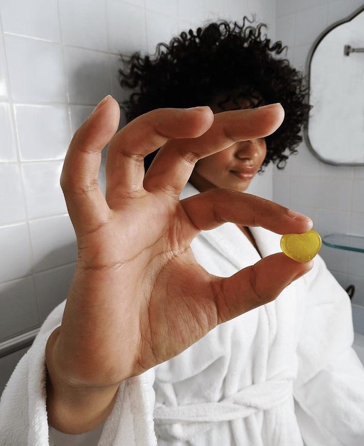 Gummies Model mit lockigem Haar