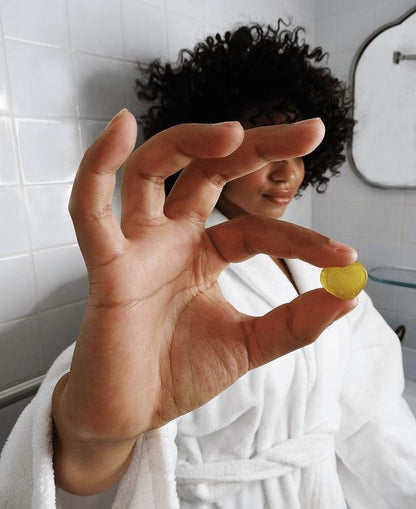 Gummies Model mit lockigem Haar